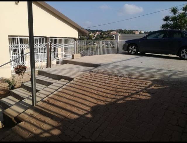 8 BEDROOM HOUSE FOR SALE IN CLAIRE ESTATE